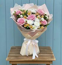 Букет цветов из:  Гвоздики, Орхидеи и Розы в Коммунаре