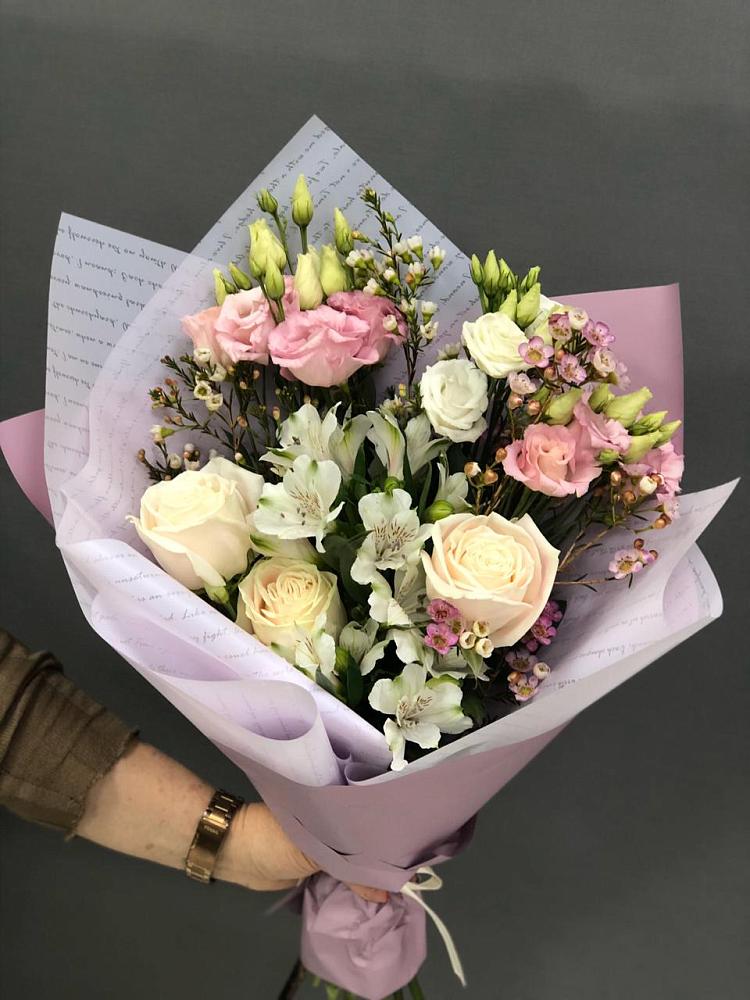 Букет цветов из: Альстромерии, Розы и Лизиантусы в Коммунаре