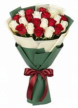 Букет Микс из красных и белых роз в Коммунаре