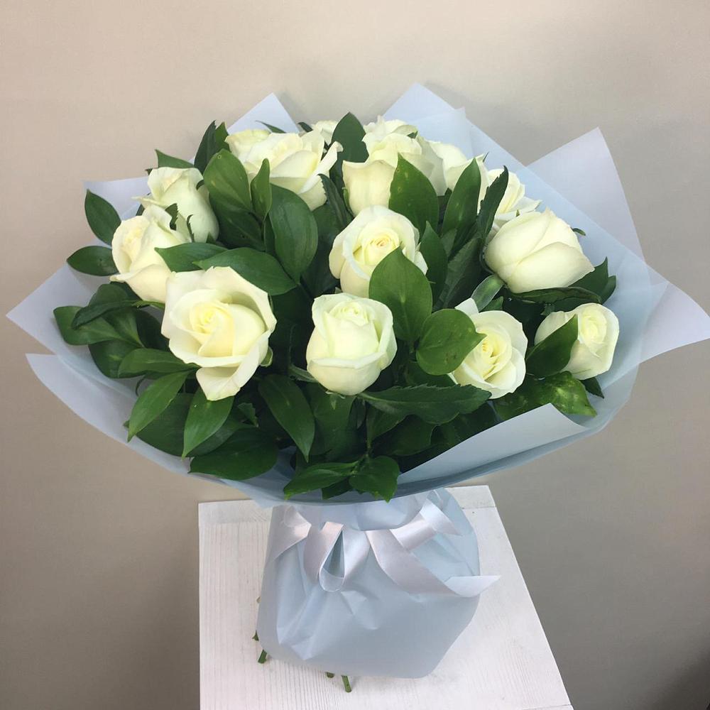 Букет 15 Белых роз Проуд в Коммунаре
