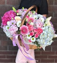 Композиция солнечный день в Коммунаре Цветочная композиция из Розы, Хризантемы, Пионы и Лизиантусы в корзине в Коммунаре