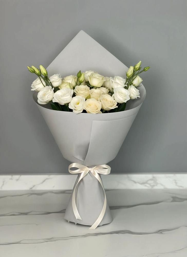 Букет цветов из: Розы и Лизиантусы в Коммунаре