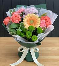 Букет цветов из:  Гвоздики, Розы, Герберы и Хризантемы в Коммунаре