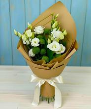 Букет цветов из:  Хризантемы и Лизиантусы в Коммунаре