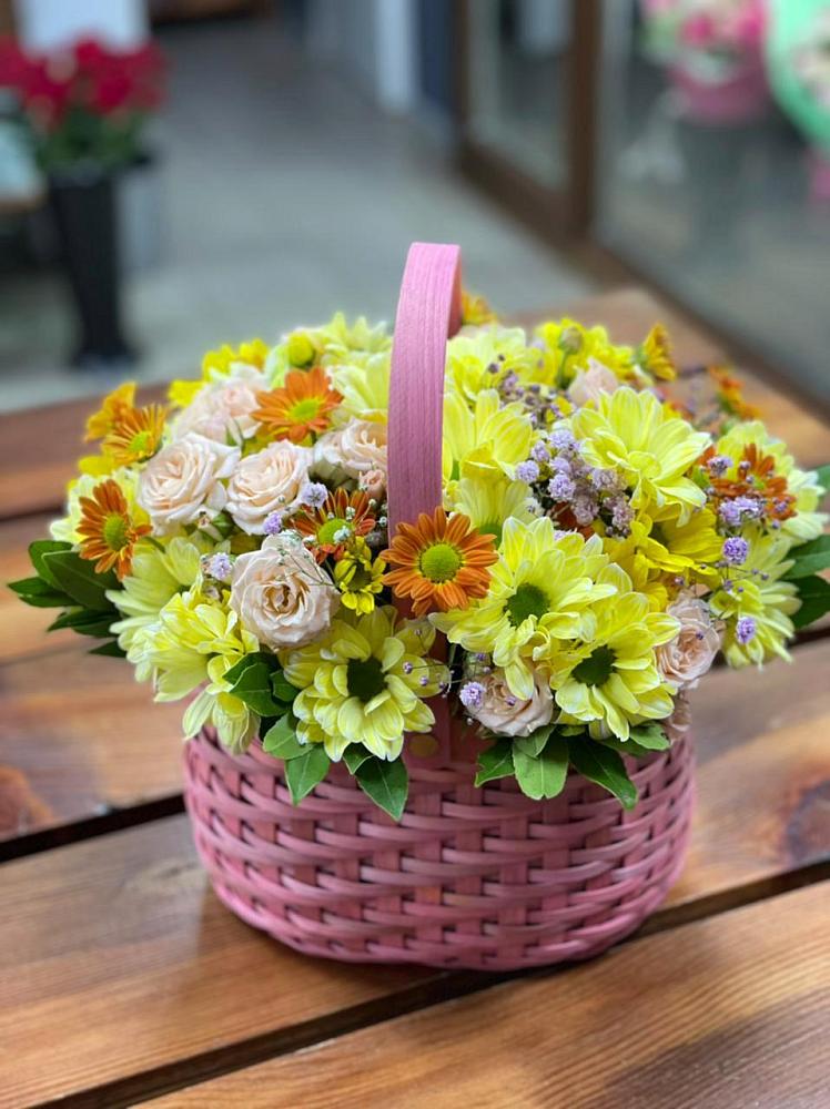 Цветочная композиция из Хризантемы и Розы в корзине в Коммунаре