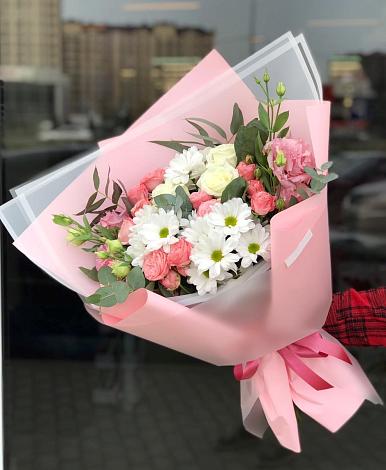 Букет цветов из: Розы, Лизиантусы и Хризантемы в Коммунаре