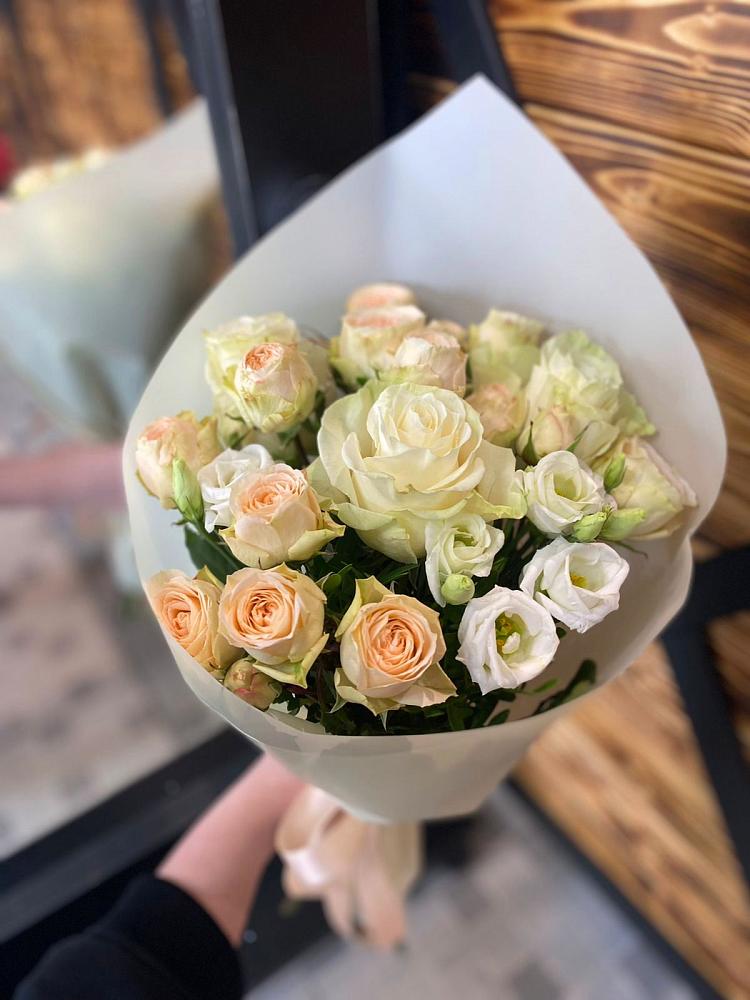 Букет цветов из: Розы и Лизиантусы в Коммунаре